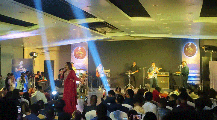 Kona lights up E-Club Family Night with soulful performance