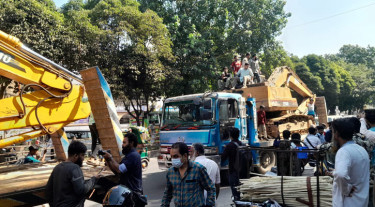 Dhaka College students head towards Dhanmondi with bulldozers