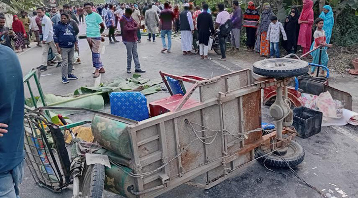 Four killed as bus hits auto rickshaw in Dinajpur