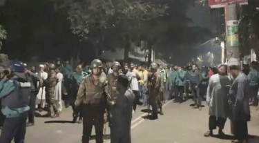 Clashes at Dhaka Alia madrasa, army–police deployed