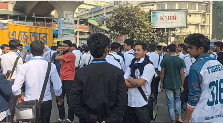 Students block Shahbagh over ‘schooling system’