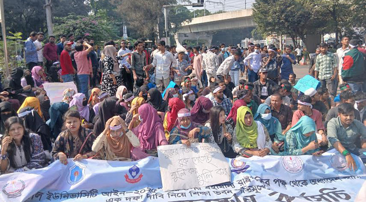 7-college students block Secretariat road