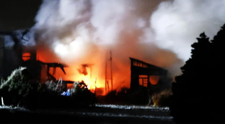 Strong 7.5 quake triggers tsunami in Japan