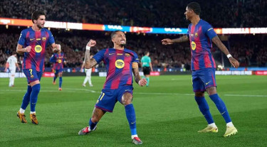 Raphinha double puts Barcelona seven points clear