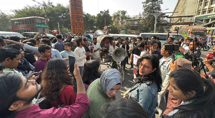 Students block Shahbagh, demand home adviser's resignation