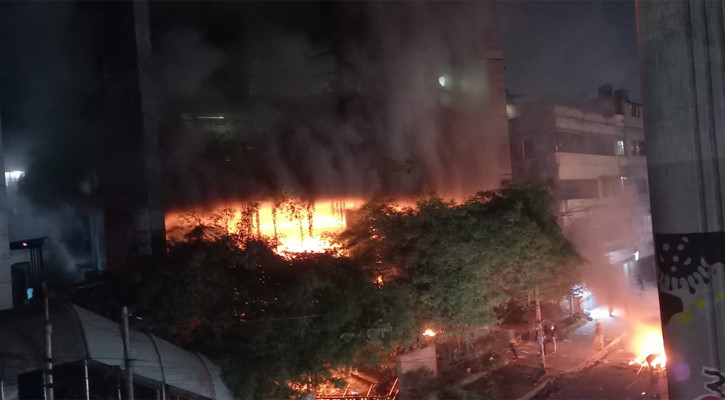 Protesters attack Prothom Alo, Daily Star offices