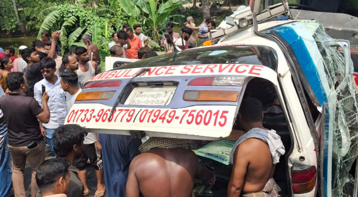 5 killed in Faridpur bus-ambulance collision