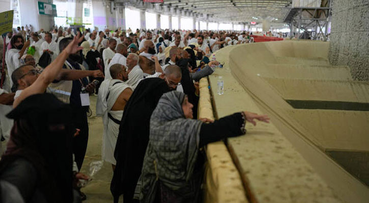 Hajj pilgrims stone the devil in final ritual