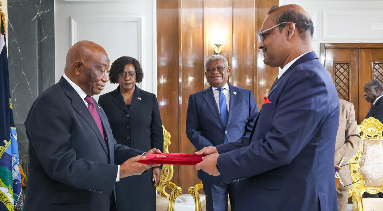 Bangladesh envoy presents credentials to Liberian president