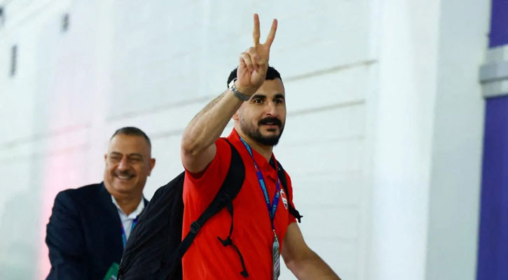 Iraq World Cup striker held 7 hours at Chicago airport