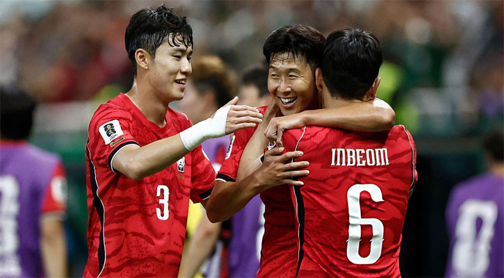 Hwang inspires South Korea comeback to beat Czechia 2-1