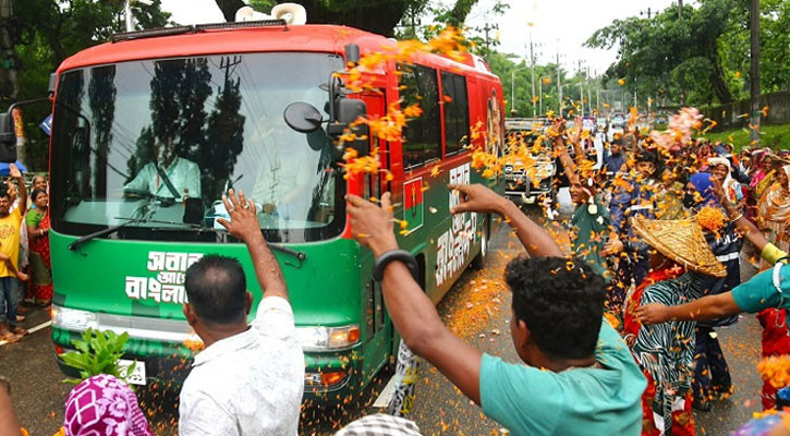 Tea workers greet PM with flower petals in Sylhet