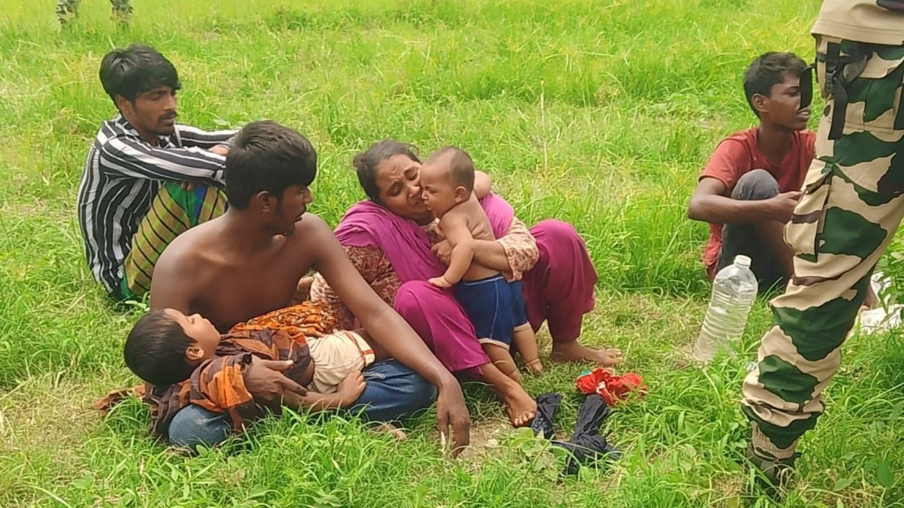 Four Bangladeshis handed over to police after 5 days at border zero line