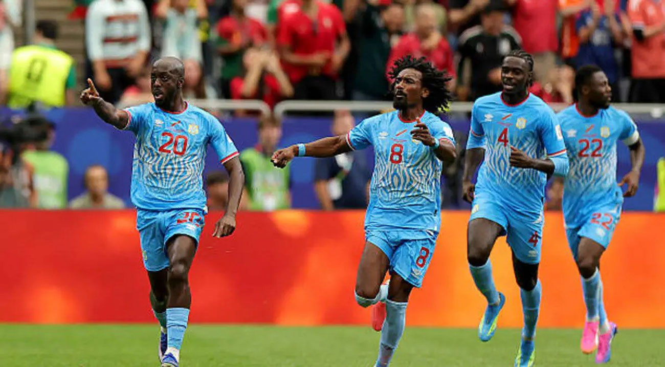 Muñoz fires Colombia into World Cup knockouts