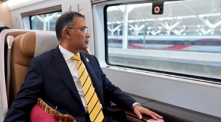 PM heads to Beijing from Dalian by bullet train
