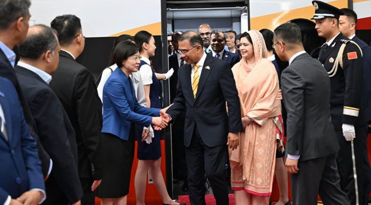 PM arrives in Beijing, receives red carpet welcome