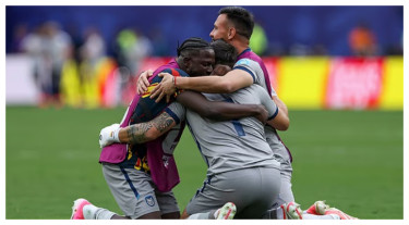 Ecuador beat Germany to reach World Cup last 32