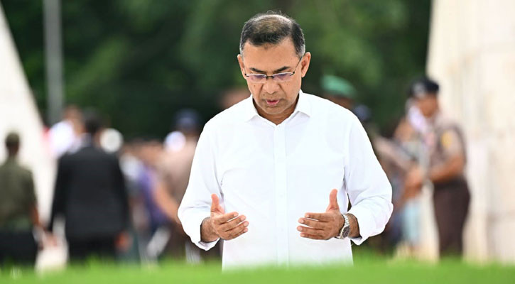 PM offers Munajat at parents' graves after foreign tour