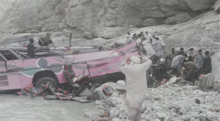 40 die after overcrowded bus falls into ravine in Pakistan
