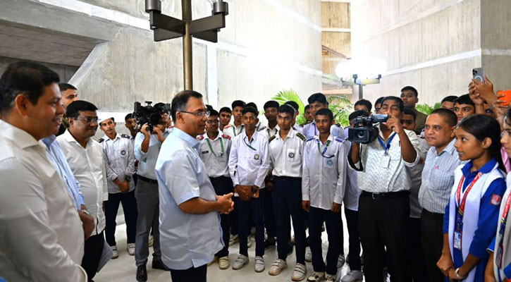 PM meets teachers, students visiting parliament session