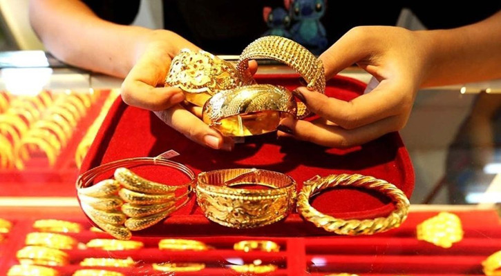 Gold prices fall as Hormuz tensions drive oil higher